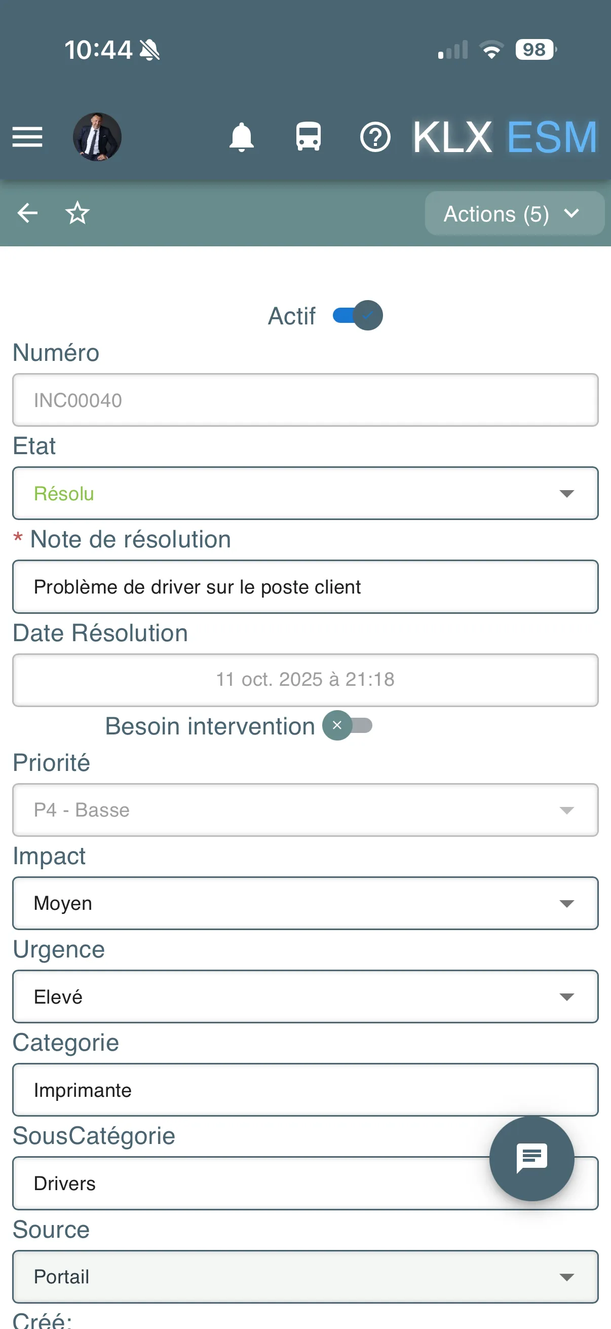 Formulaire d’incident complet sur mobile : état, priorité, impact, catégorie